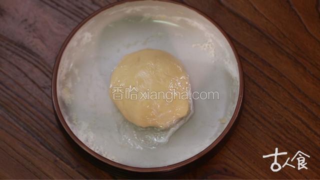 
制作油皮，
面粉、糖粉、猪油略拌，再将三十五克水分次加入混合均匀，装入保鲜袋松弛一小时