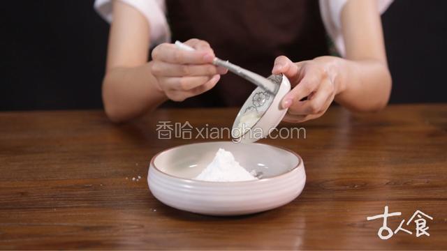 
制作油酥，
低筋面粉和猪油混合拌匀