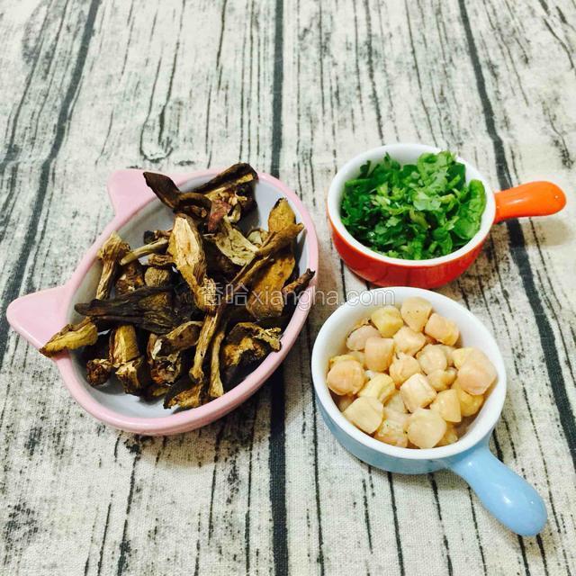 准备材料
野生牛肝菌适量，干贝洗干净，小芹菜切粒。牛肝菌提前洗干净、浸泡好。浸泡的水可以用来一起煲粥。