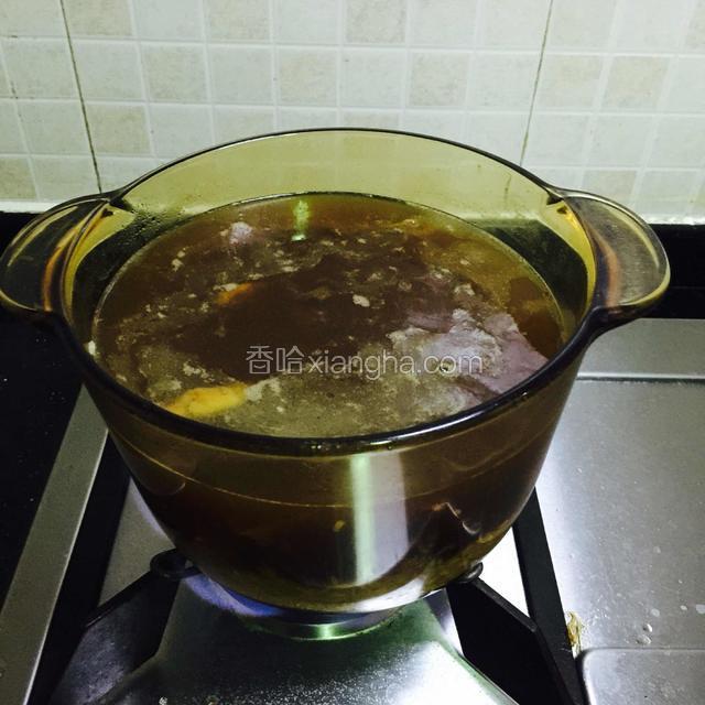 先把飞过水的排骨和提前浸泡好的牛肝菌连同浸泡的水一起倒进锅里煲煮。大约先煲煮15~20分钟左右。
不加米。

