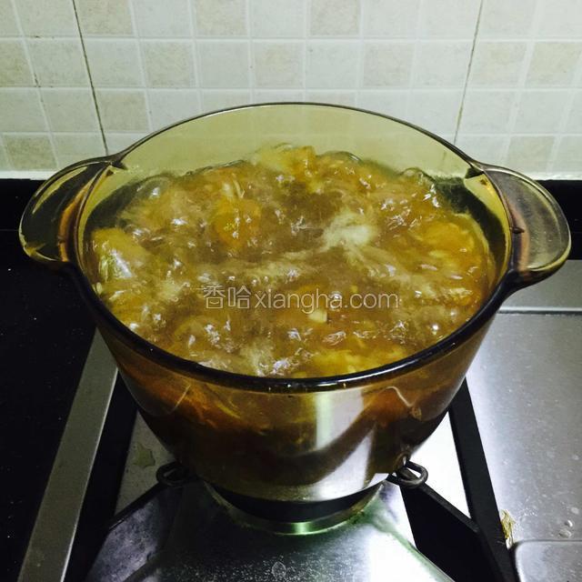 开大火，再加进大米煲煮，煮开后换中小火。途中用勺子搅拌几下，防止粘锅。

