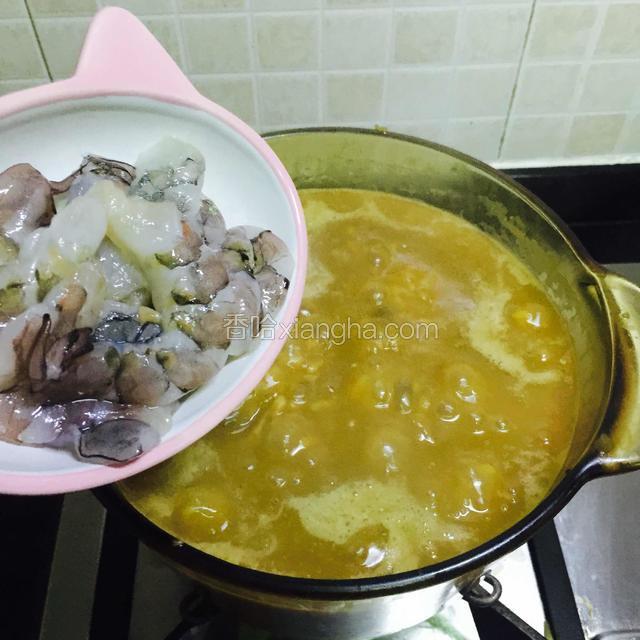 煲煮至米粥看起来米花熟透软烂，
再加进虾肉。大火煲开。
用大勺子搅动几下。以防粘锅。
PS：粥的软绵程度各人喜好了，想吃比较有颗粒感，就不用煲太久，想吃绵糜些就煲久点。