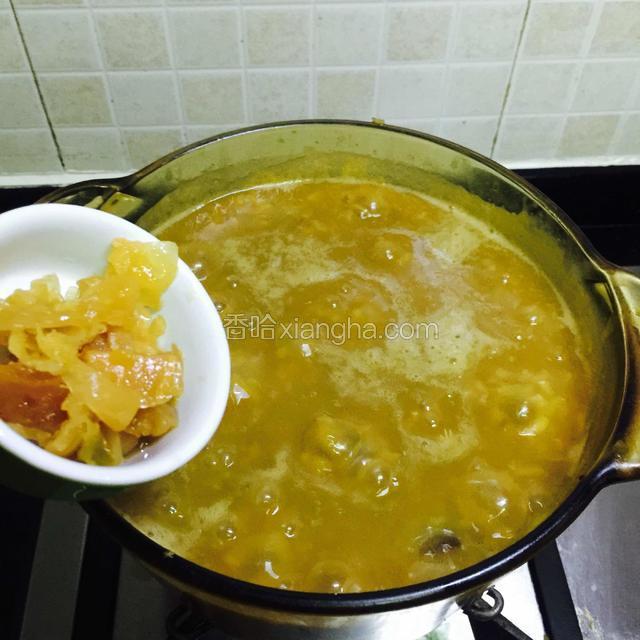 接着加进适量的冬菜。
这个冬菜是广东潮汕地区特有的小腌菜。煲海鲜粥加上一点，可以更好的提味。没有这个不加也没关系的。