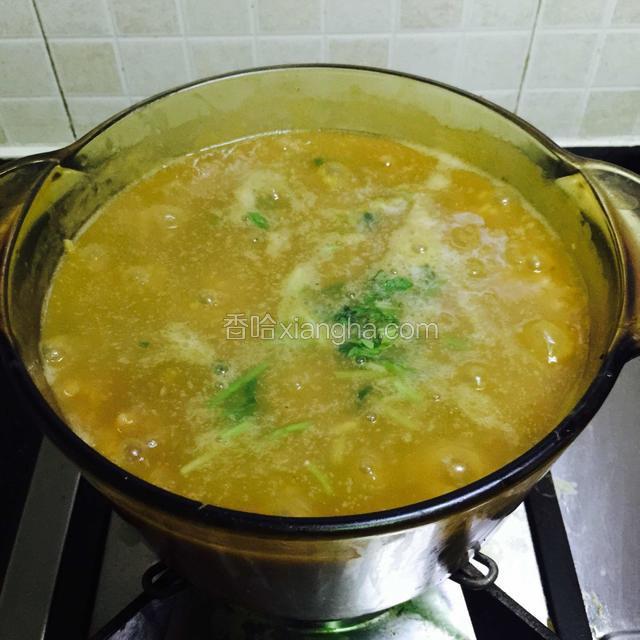 加进适量盐调味，撒上芹菜粒，就可以熄火，装碗食用了。
好香稠的一锅粥