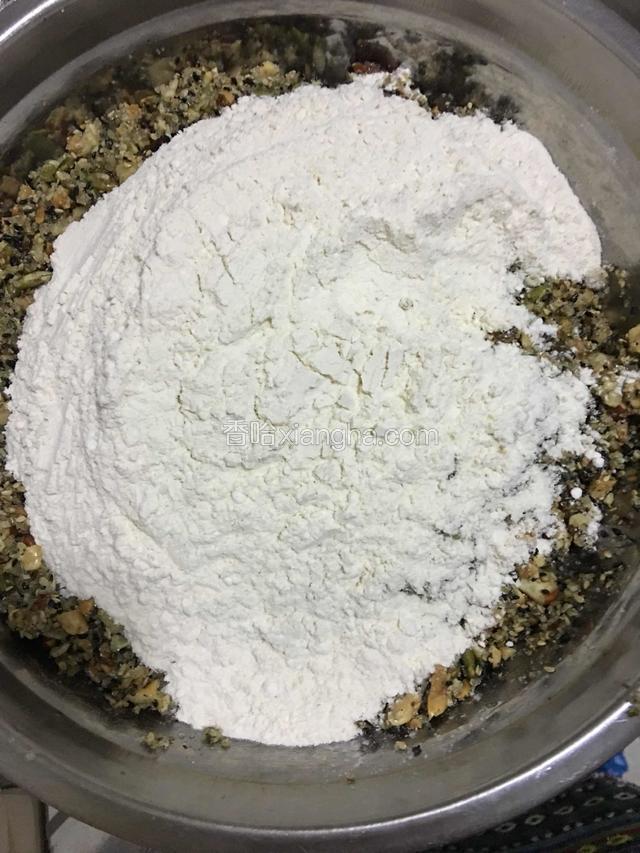 将放凉后的熟粉倒入搅拌好的果仁里。