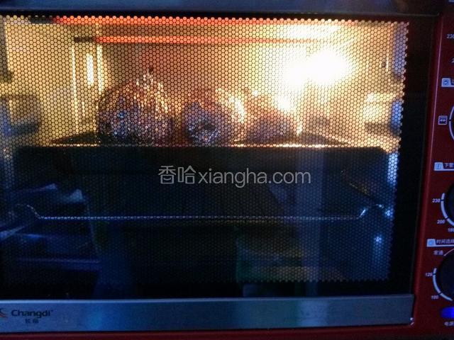 烤箱提前预热5分钟，在放包好的梨子，烤箱温度设置上下200度开始烤60分钟左右，