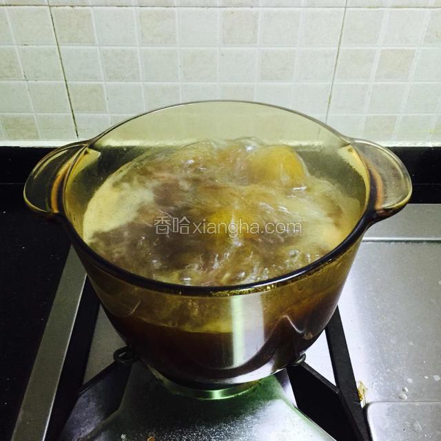 汤水大火煲开后转中小火。
小窍门：提前煲煮排骨牛肝菌汤，骨油和味道都出来了，用这个汤水加米煮，米粥吃起来特别香稠。
这样排骨吃起来不会太硬也不会柴。刚好。
