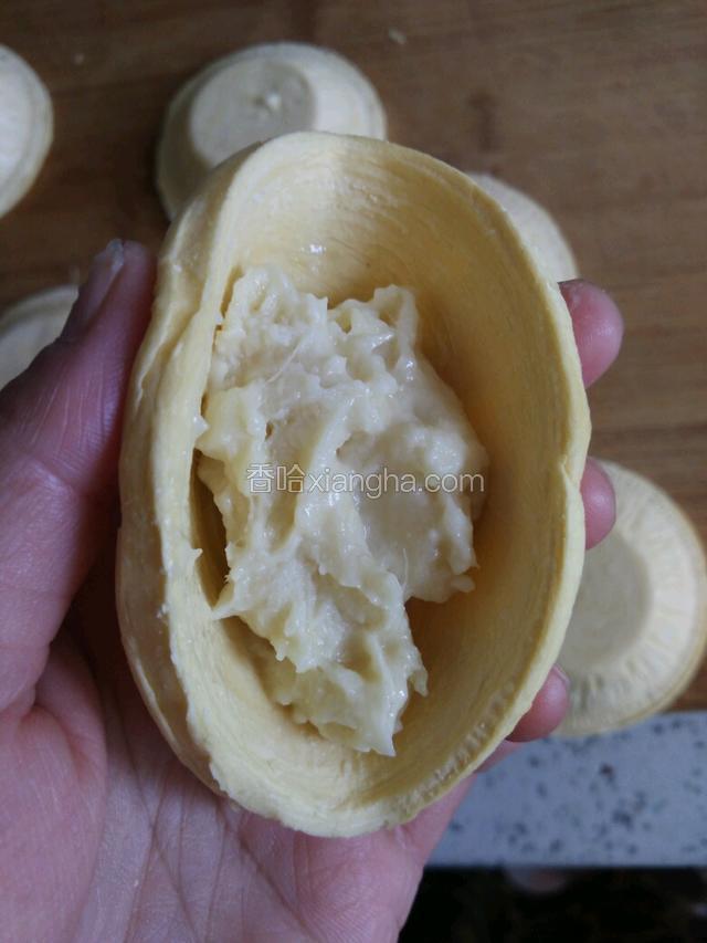 将榴莲置入解冻滴蛋挞皮中