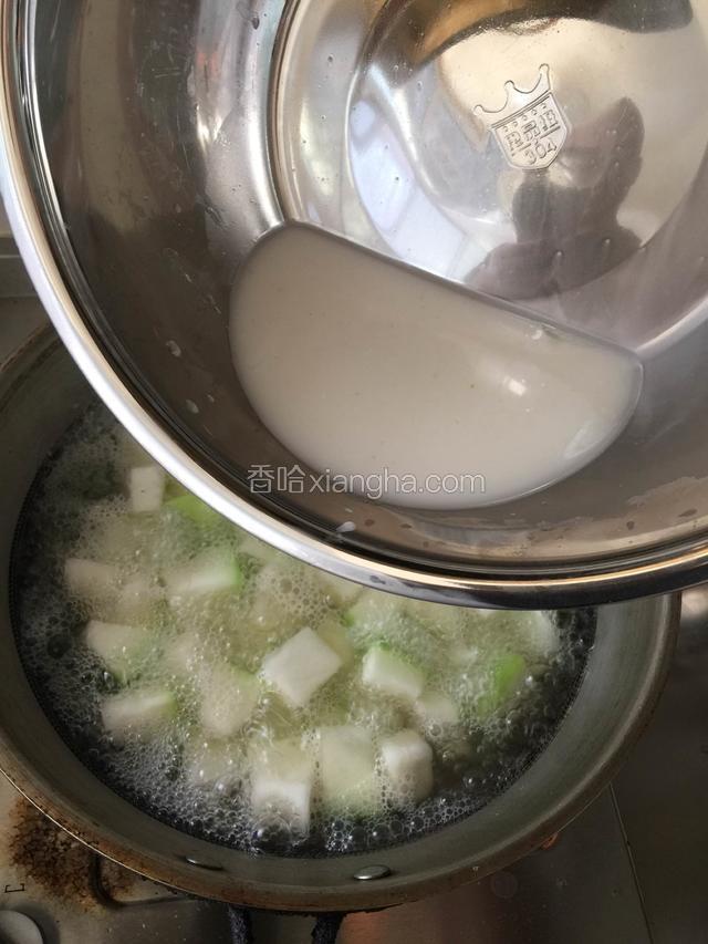 葫芦下锅煮熟后打去浮沫，加入盐和鸡精调味后淋入水淀粉提芡
