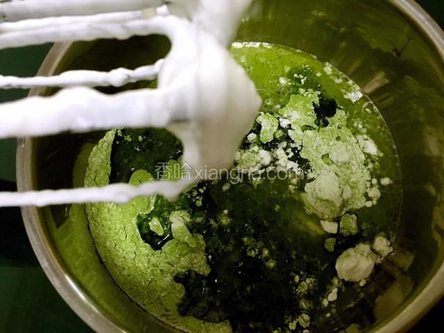 低筋粉和抹茶粉过筛，加油和水，用打蛋器搅拌均匀，时间十几秒。