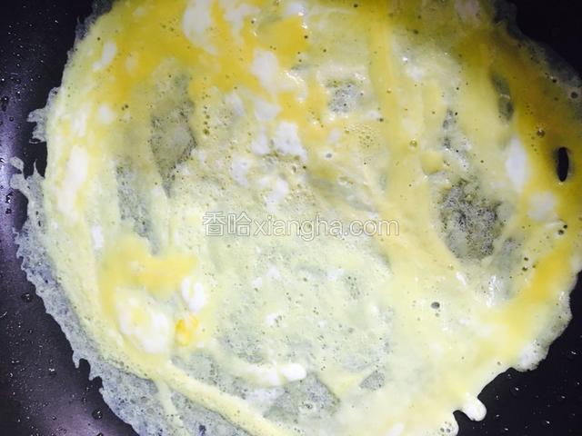 倒入一半的蛋液，用小火做成蛋皮。