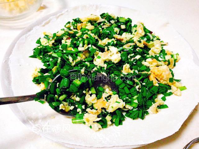 将一张放在盘子上 铺好馅料 留出边缘