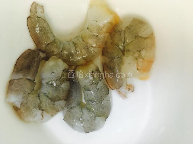 虾剥皮去虾线冼净放入碗中备用。