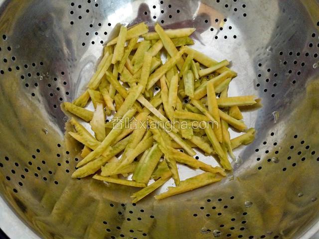 装进有孔的小盆，放蒸锅蒸