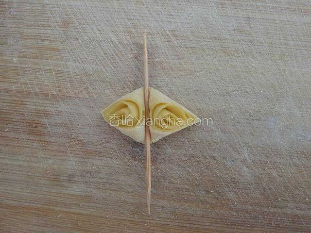 用牙签从尖角处压下去﻿﻿﻿﻿