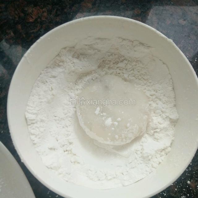 蒸好后的山药枣泥糕趁热在炒好的糯米粉里面滚一圈就可以吃了