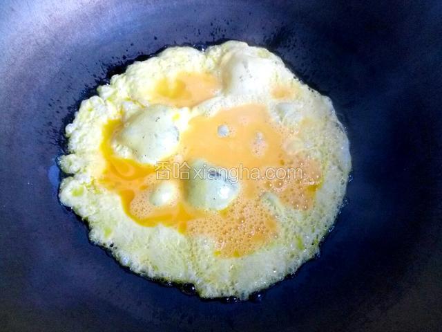 热锅烧油，在倒入蛋液