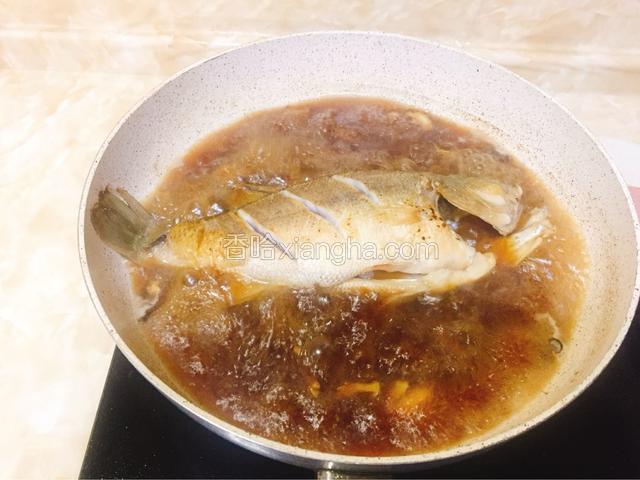 加酱油一勺，老抽一勺，料酒一碟，清水一小碗