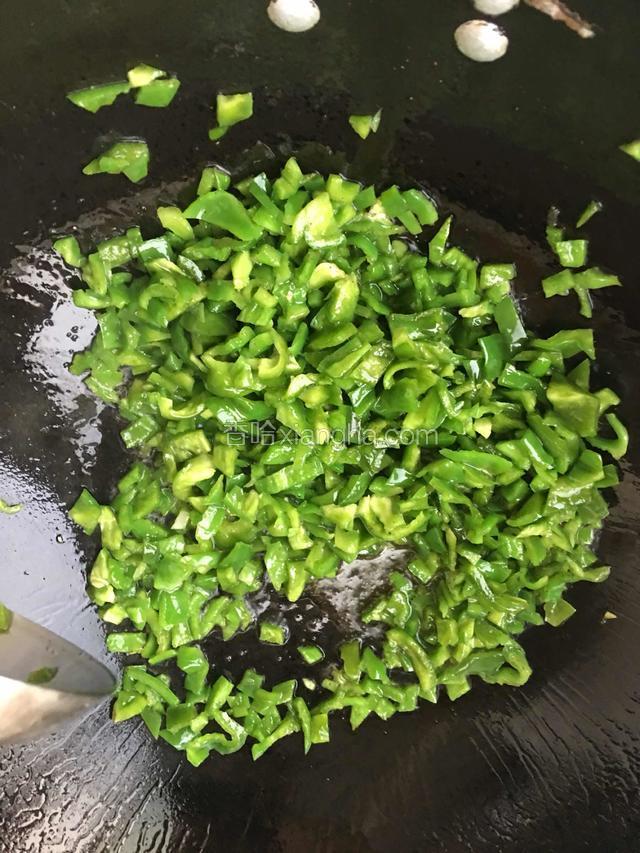 然后倒入青椒翻炒，等到炒软盛出来