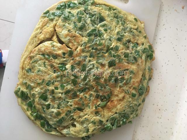 放在菜板上切成自己想要的形状即可摆盘了