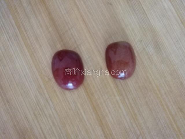 葡萄洗净切对半，做金鱼的脑袋