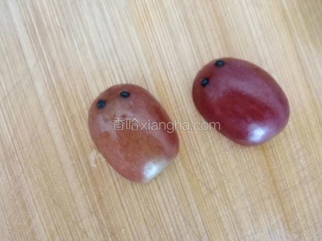用牙签塞花椒籽，做金鱼的眼睛