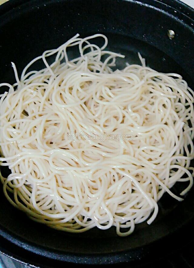 浸泡三小时后捞出，放入锅中煮15分钟左右。