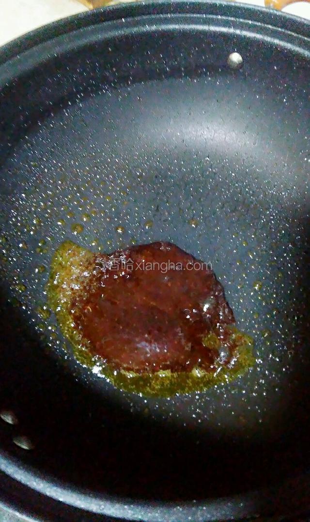 锅里放入适量色拉油，然后放入适量黑胡椒酱。