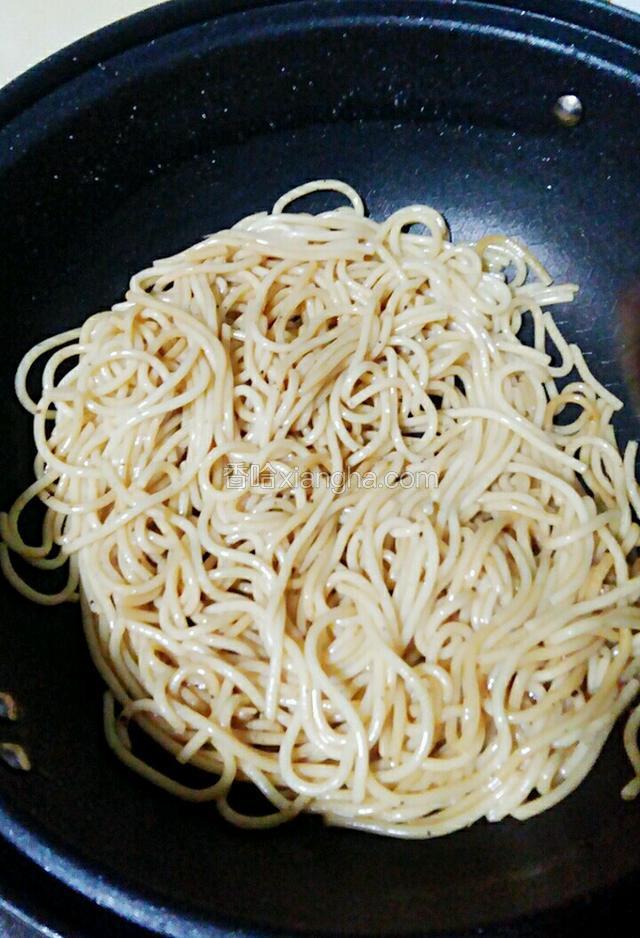 将意粉倒入翻炒均匀。