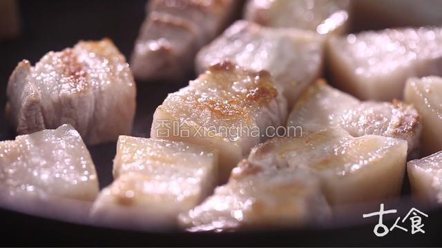 锅开小火烧热，入猪肉干煸，至肉慢慢出油且四面金黄