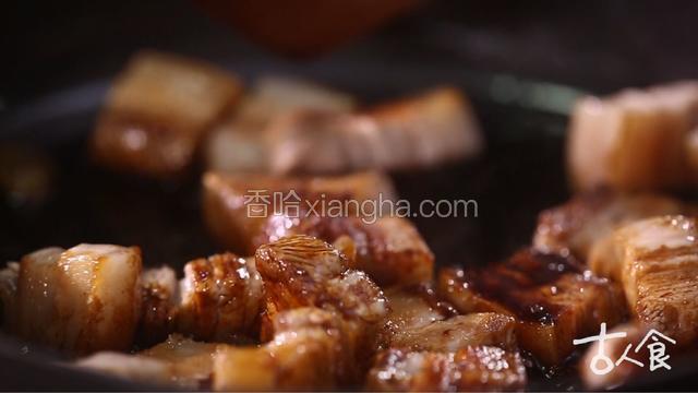 入红糖，冰糖，酱油翻炒均匀，使肉全部上色，入八角，桂皮，香叶，姜片，花椒，继续翻炒两分钟