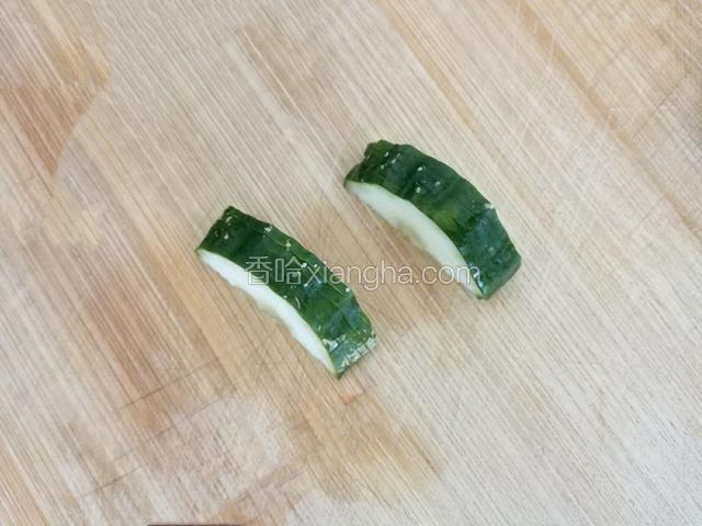 黄瓜切一小截，对半切开，从一边切，另一边不要切断﻿﻿﻿﻿﻿﻿﻿，切五片