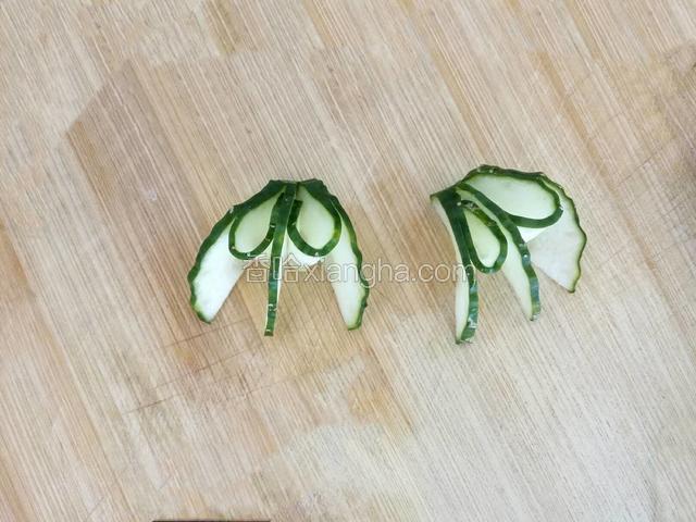 ﻿第二、四片尖往里折﻿﻿﻿﻿﻿﻿﻿﻿﻿，做金鱼的尾巴