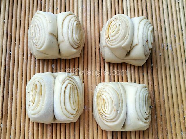 花卷明显变大，用手掂一下，重量明显变轻