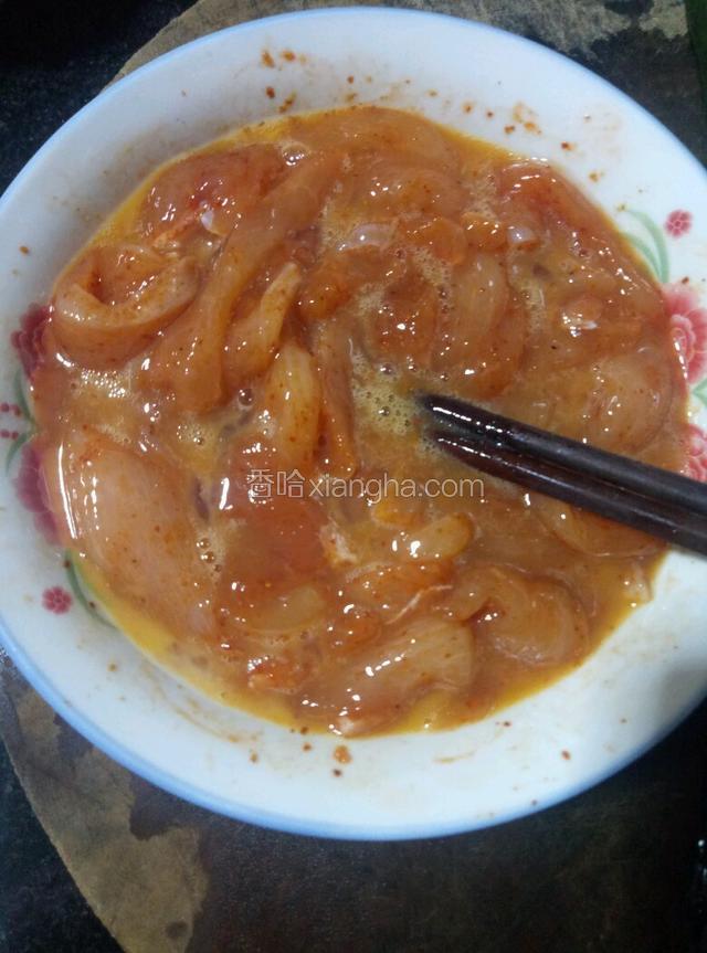 放两个鸡蛋在肉里搅拌均匀