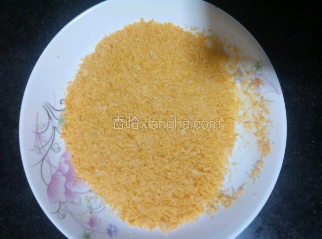 用盘子准备面包糠
