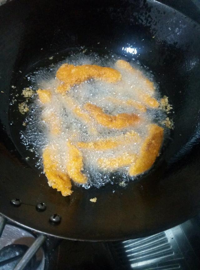 我油放得多炸出来才好吃，也要快些，用不完的油盛起来炒菜也可以用