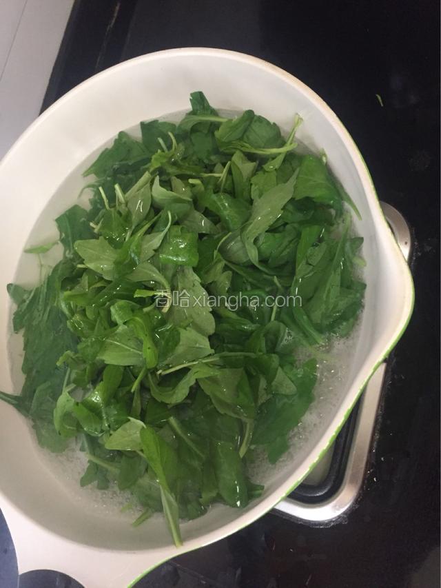 刚刚焯完豆腐干的水再次烧开放入马兰焯一下，