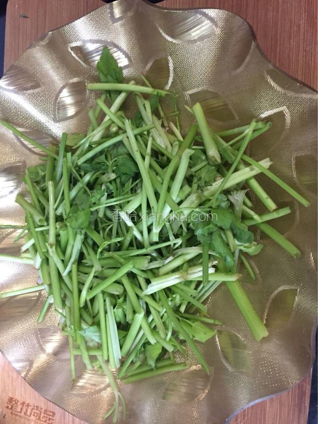 把水芹菜摘好成段，洗净，