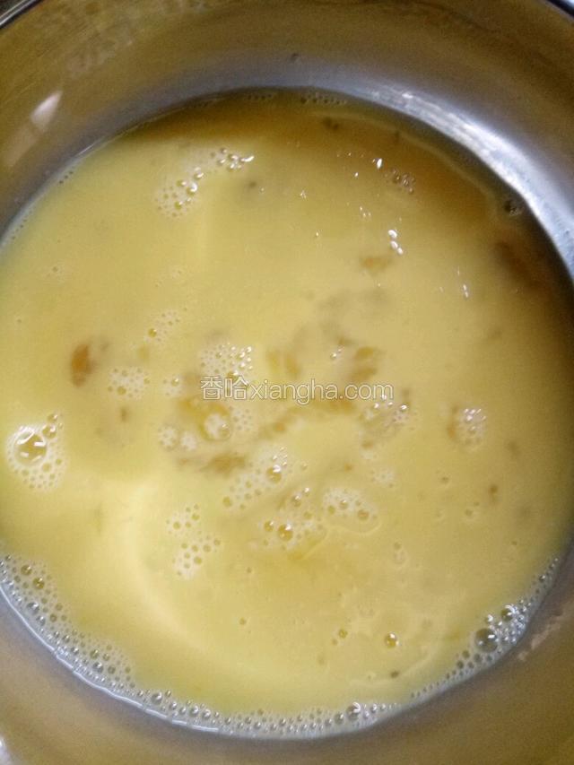 鸡蛋放到容器里打散备用