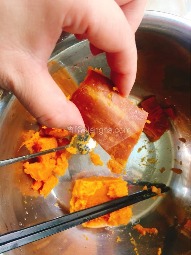 去皮，用勺子筷子帮忙
