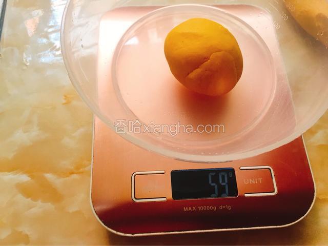 面团抓59克，揉成圆形