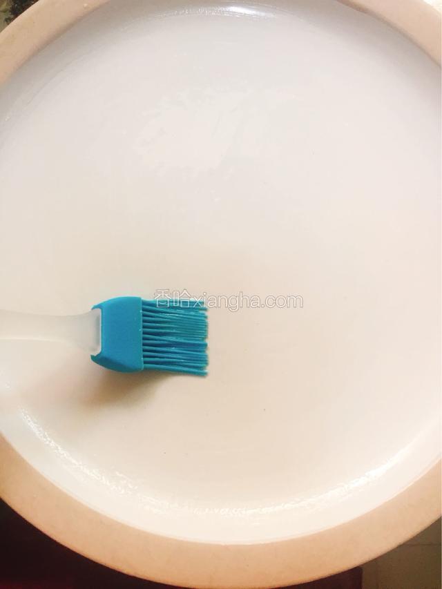 盘子里刷一遍食用油，防粘