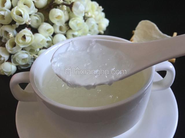 美味的冰糖燕窝快来品尝吧
待燕窝冷却后，就可以用保鲜膜封好，放到冰箱内保存,新鲜炖好的燕窝最多可保存一个星期. 做好的即食燕窝可以依自己的喜好变化出多种食法哦。