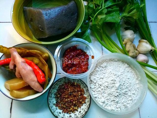准备调料，魔芋，泡菜，花椒，豆瓣酱，红薯淀粉，姜，蒜，小芹菜，葱【泡菜和豆瓣酱都是自制的，如果没有可以买一点小米椒和郫县豆瓣酱】