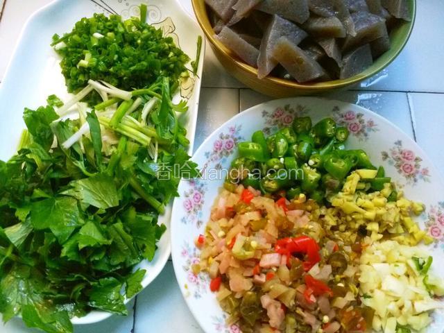 把泡菜切成小颗粒，蒜切末，姜切末，青椒切小颗粒，葱切葱花，小芹菜切段