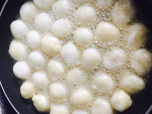 剂完后开中小火慢慢炸制鱼丸。