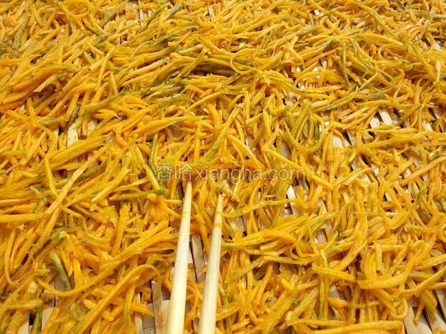 时不时用筷子翻，把底层翻起来晒