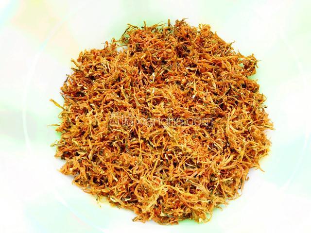太阳快下山时，也差不多晒好了。把晒好的南瓜丝收起来