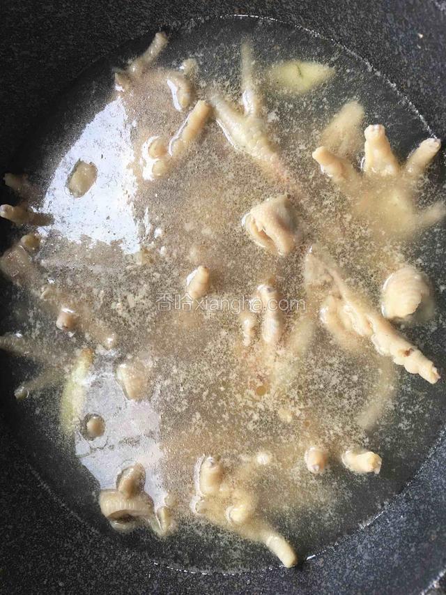 锅里放入八角，生姜，大火煮15分钟，捞起来